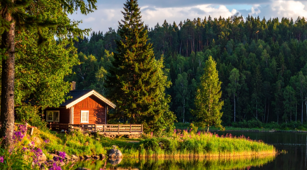 Punainen talo järven rannalla