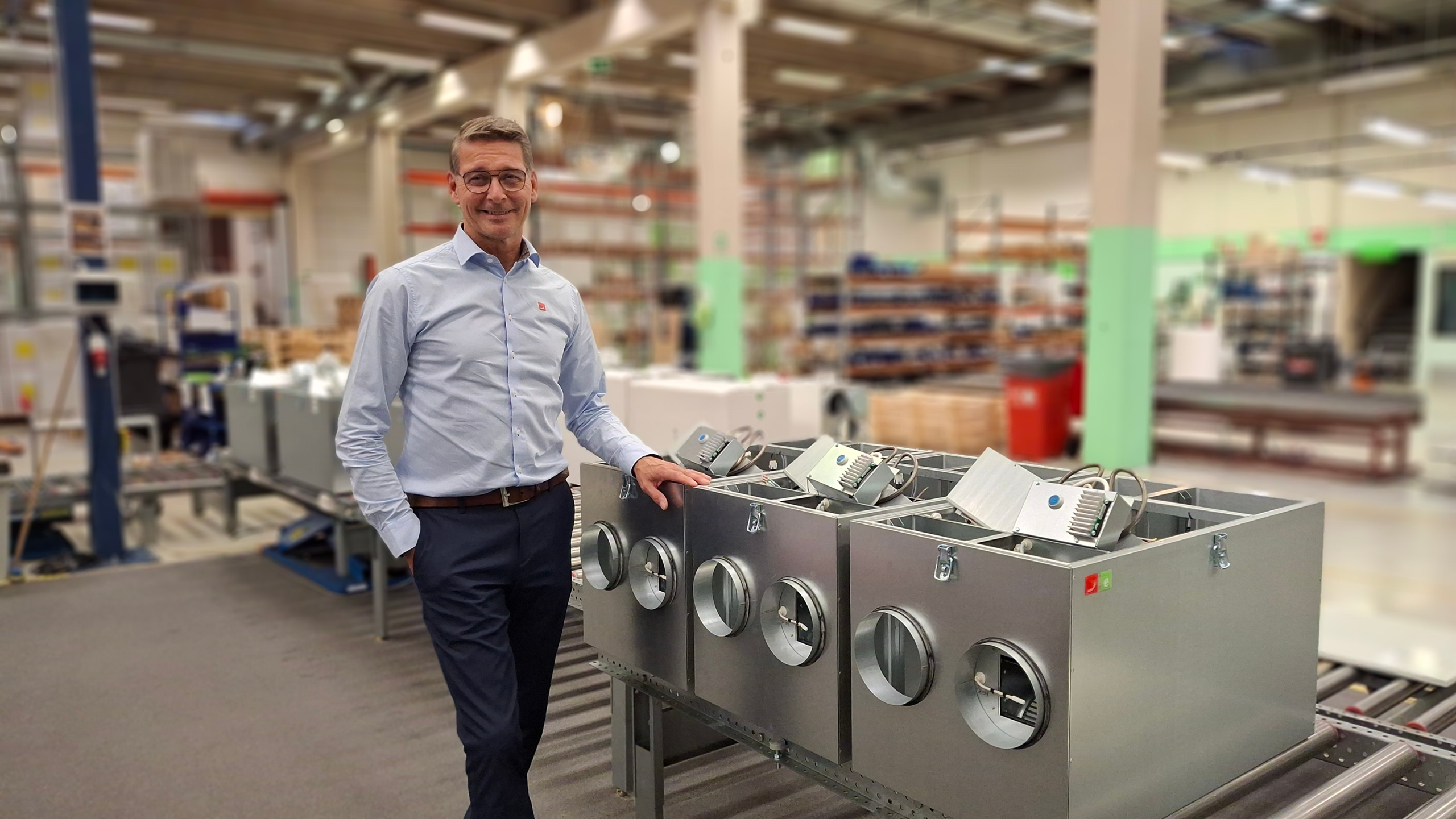 Peter Bäckblom myyntijohtaja Suomessa ja Ruotsissa Porvoon tehtaalla.